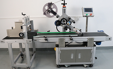 平面貼標(biāo)機(jī)如何實(shí)現(xiàn)貼上下兩個(gè)標(biāo)簽?平面貼標(biāo)機(jī)操作環(huán)境要求是什么？